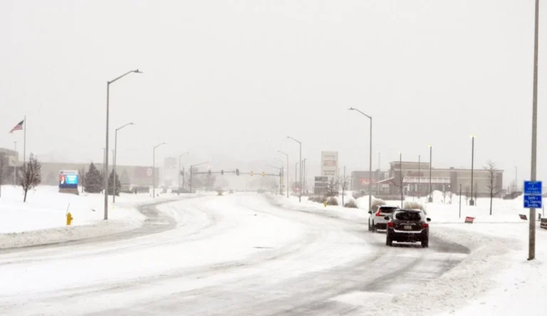 Severe Snowfall Paralyzes Life in Chicago, Thousands of Flights Canceled – Full Details 2025